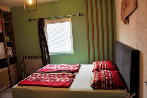 柳布什基Estate - Villa Discovery的一间设有红色枕头的床的客房