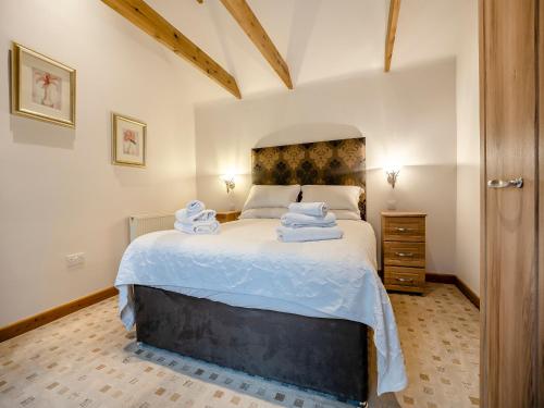 North ThoresbyThe Lodge - Uk44516的一间卧室配有一张大床和毛巾
