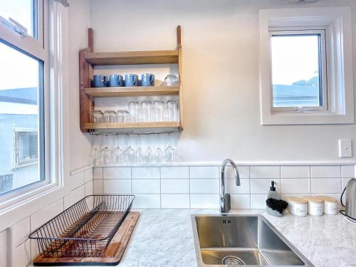 惠灵顿Cozy n Comfortable,5 mins to airport的厨房设有水槽和窗户。