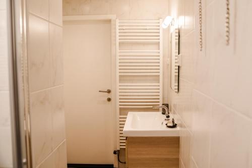 耶尔瑟克Vakantiewoning op steenworp afstand van strand en havens的白色的浴室设有水槽和镜子
