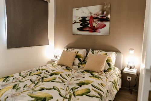 耶尔瑟克Vakantiewoning op steenworp afstand van strand en havens的一间卧室配有一张带鲜花棉被的床