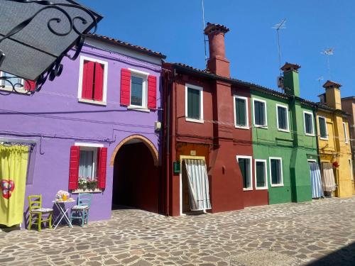 布拉诺岛Casa Bella的一组不同颜色的建筑