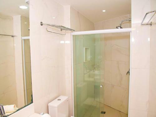 嘎林海斯港Porto Beach Resort - Marulhos的一间带玻璃淋浴和卫生间的浴室