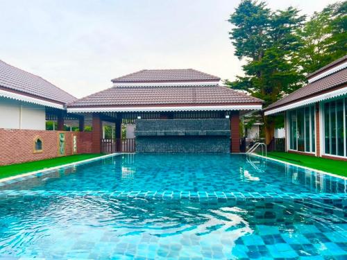 Ban Nong Ban KaoKeang Khuen Pool Villa Pran เคียงคลื่น พูลวิลล่า ปราณ的房屋前的游泳池