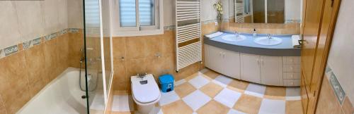 圣塔格鲁迪斯Villa Can Toni Miquelí的带淋浴、卫生间和盥洗盆的浴室