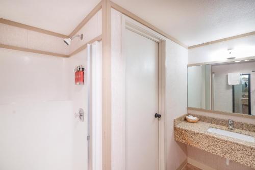 特柳赖德Mountainside Inn 311 Hotel Room的一间带水槽和镜子的浴室
