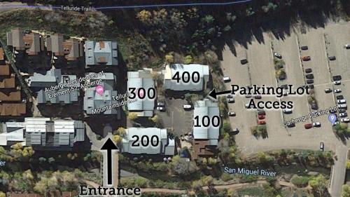 特柳赖德Mountainside Inn 311 Hotel Room的拥有房屋和停车位的停车场地图