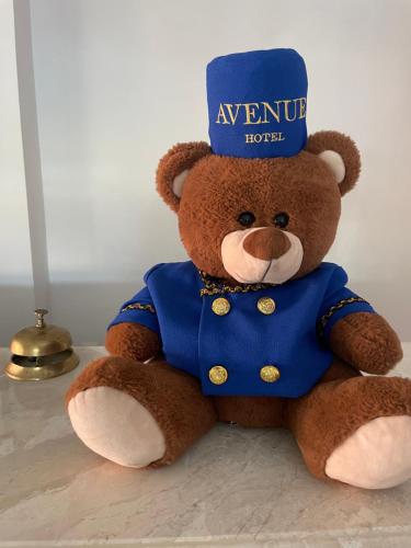 拉夫达Hotel AVENUE的头戴帽子的泰迪熊