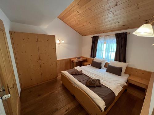 LongostagnoGasthaus Bad Siess的一间卧室,卧室内配有一张大床