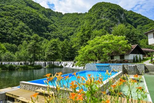 亚伊采Konoba Slapovi的一座带瀑布的度假游泳池