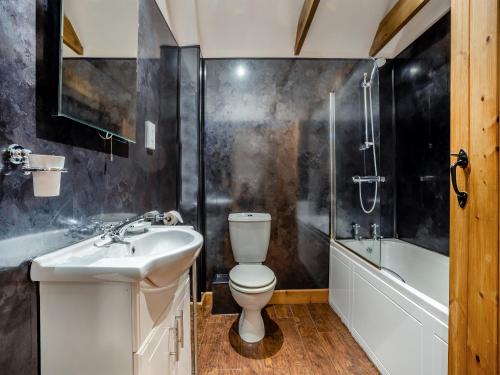 North ThoresbyThe Lodge - Uk44516的浴室配有卫生间、盥洗盆和淋浴。