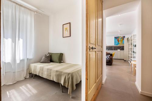 罗韦雷托Casa sul Leno的卧室在门边配有床