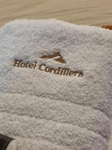 埃博森Hotel Cordillera的一条毛巾,上面写着酒店百分率这个词