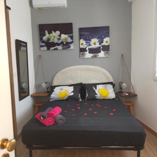 圣伊西多罗B&B Al Melograno的一间卧室,床上放着鲜花