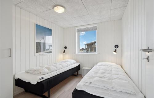 森讷维2 Bedroom Beautiful Home In Ringkbing的一间卧室设有两张床和两个窗户。