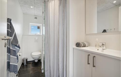 森讷维2 Bedroom Beautiful Home In Ringkbing的白色的浴室设有卫生间和水槽。