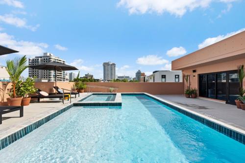 圣胡安HiBird- Apartment and Suites Hotel的建筑物屋顶上的游泳池