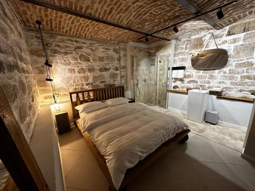 克卢日-纳波卡Ego HOME的一间卧室设有一张床和砖墙