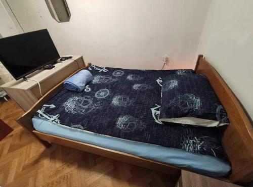 诺维·维诺多尔斯基Aretha apartman i sobe的一张带黑白棉被和枕头的床