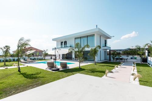 纳夫普利翁Sunshine Villa的一座带游泳池和庭院的房子