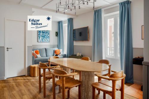 巴黎Edgar Suites Montmartre - Paul Albert的客厅配有桌椅