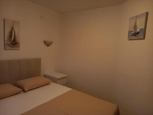 尼库加姆Apartments Belvedere - A2的一间小卧室,配有一张床和一个卫生间