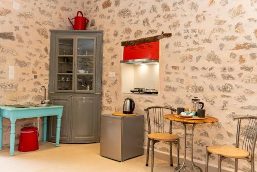 伊兹拉Ydor apartment的厨房配有桌子和桌椅