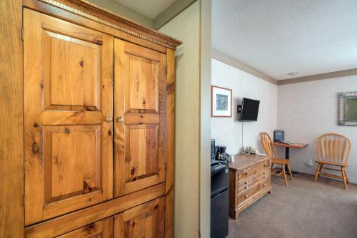 特柳赖德Mountainside Inn 214 Hotel Room的配有木门和书桌的房间