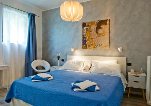 科莫Como per Voi的一间卧室配有蓝色的床和两个枕头