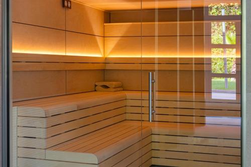罗列特海岸科斯塔恩坎塔达公寓式酒店的一间室内带长凳的桑拿浴室