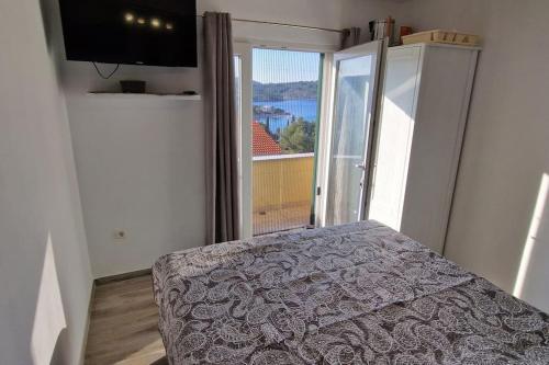 尼库加姆Apartments Belvedere - A4的一间卧室设有一张床和一个大窗户