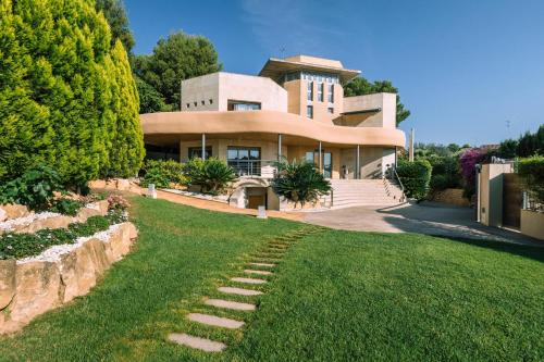Campo OlivarLushville - Luxurious Villa with Pool in Valencia的前面有草坪的大房子