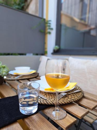 波尔图Boavista Luxury Villas的坐在桌子上喝一杯葡萄酒