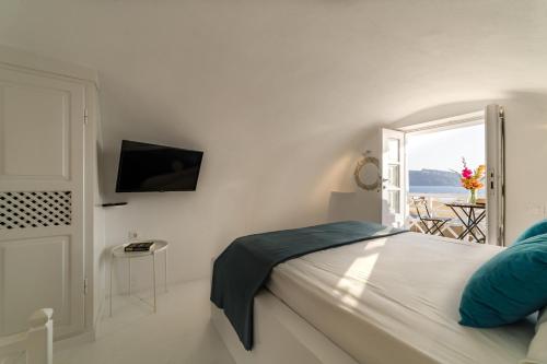伊亚The Bay - Loft apartment Sea & Sunset View的白色的卧室设有床和窗户