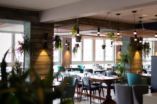 卡迪夫Rooms at The Deck, Penarth的用餐室设有桌椅和窗户。