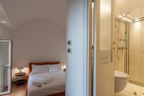 佩鲁贾Umbrian Concierge - Villa Imbriani的一间卧室配有一张床,浴室设有淋浴。