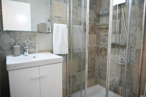 梅内乌Ocean Blue House 17的浴室配有白色水槽和淋浴。