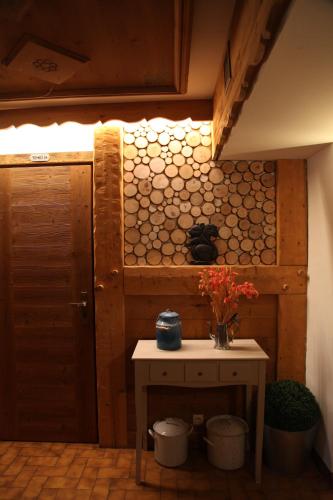 贝尔内Le Cro-Bidou的一间设有一张桌子和一堵木墙的房间