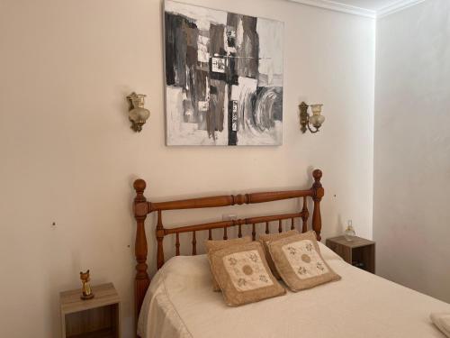 OrbaROMI ORBA的卧室配有一张床,墙上挂着一幅画