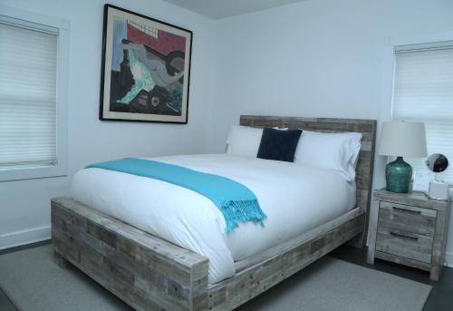 南安普敦Harpoon House的一间卧室配有一张木架大床