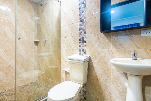 圣玛尔塔Hotel Cuchara de Palo Ayenda的一间带卫生间和水槽的浴室以及一台电视。
