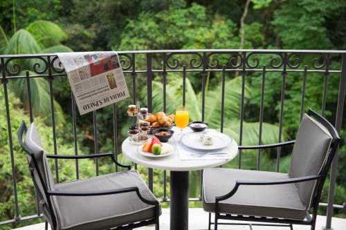 圣保罗PalácioTangará - Oetker Collection酒店欧特家系列酒店的阳台上的餐桌上放着一盘食物