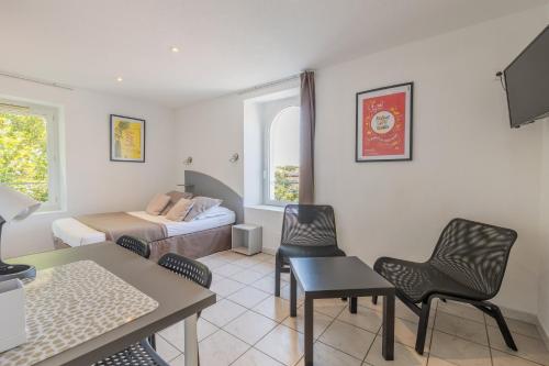 阿维尼翁科德利埃公寓酒店的客厅配有桌椅和1张床