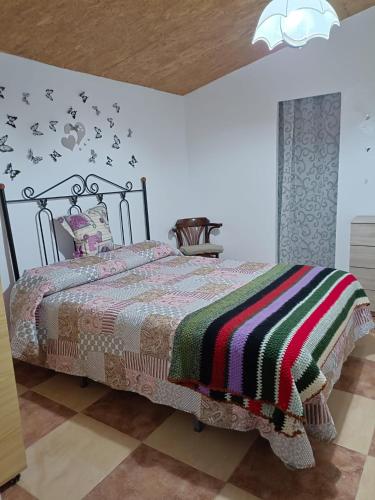 MacaelCasa rural Mccoy的一间卧室配有一张床铺,床上有毯子