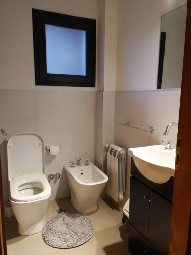 圣马丁德洛斯Hermoso Departamento Céntrico en San Martin de los Andes的浴室配有卫生间、坐浴盆和盥洗盆。