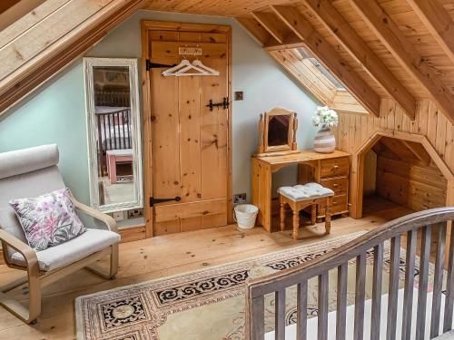 斯泰兹Seaton Cottage - Uk31990的小屋内的房间,设有楼梯和椅子