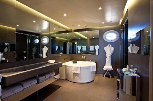 勒卡斯特雷特卡斯特雷特酒店及Spa的一间带浴缸和大镜子的浴室