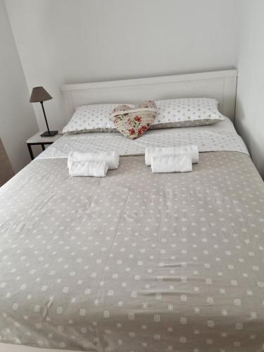 赛斯韦泰Apartment Rose的一张白色的床,上面有两个枕头