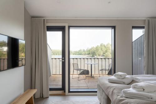 波尔沃Pellinge Marina的一间卧室设有一张床和一个美景阳台
