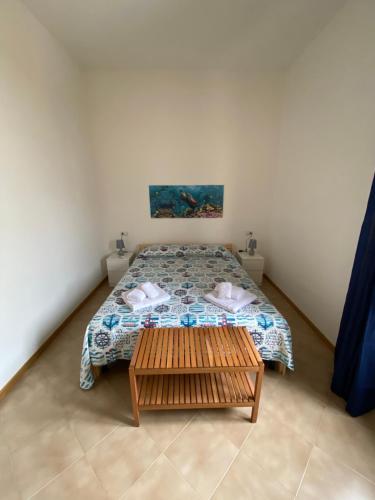 法维尼亚纳A Patedda的一间小卧室,配有一张床和一张桌子